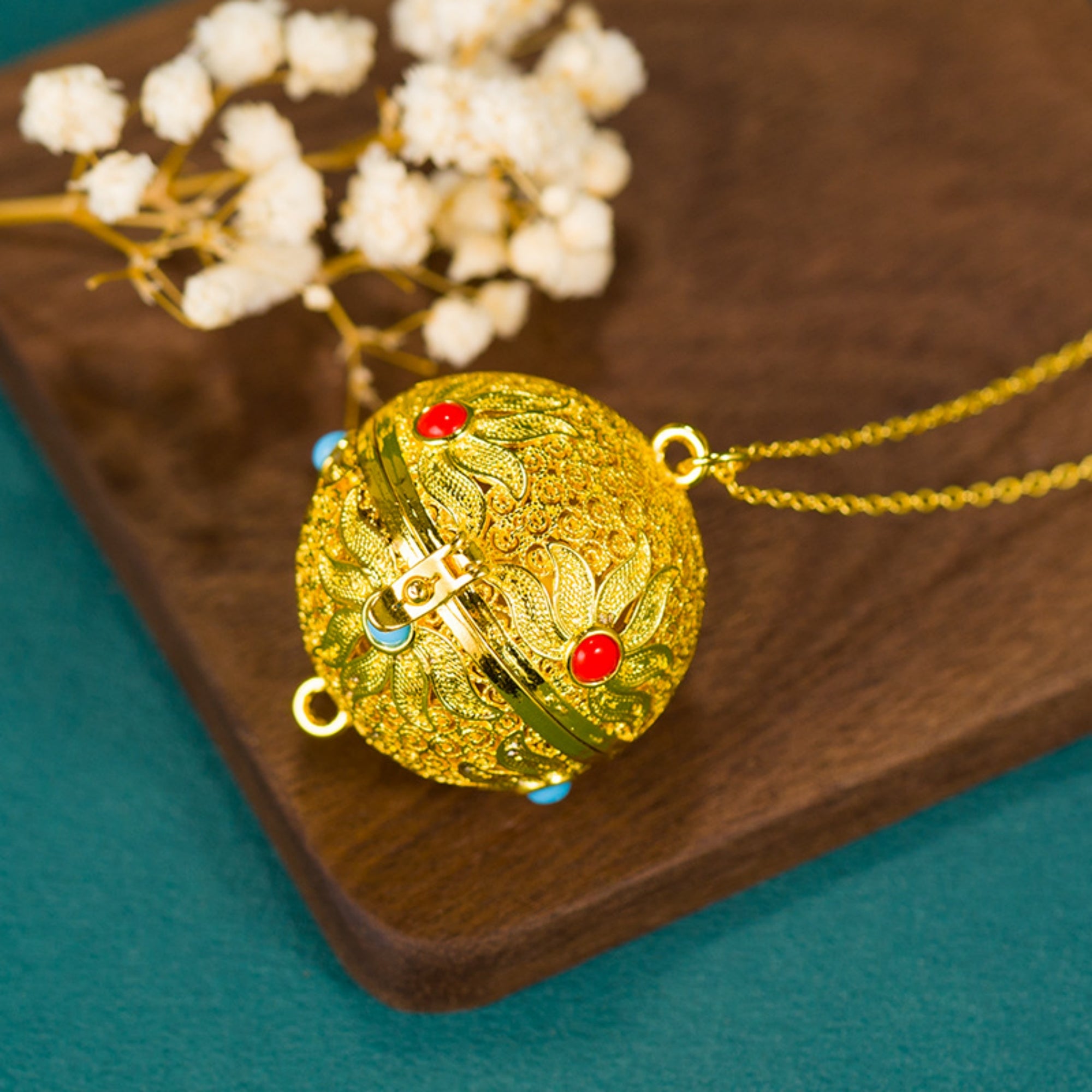 QiLing Aura Hollow Gold-Plated Aromatherapy Pendant Necklace